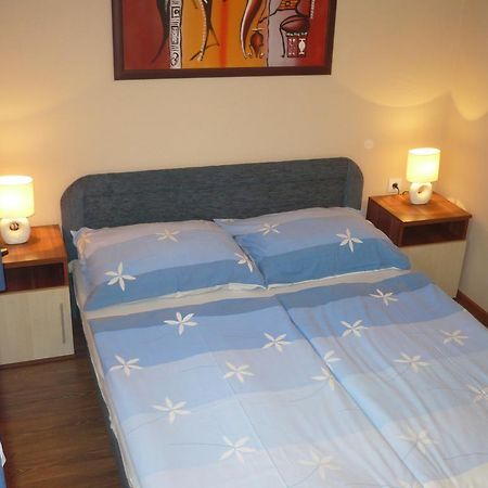 Eszter Apartmanhaz ไฮจ์ดุสโซบอสโล ภายนอก รูปภาพ