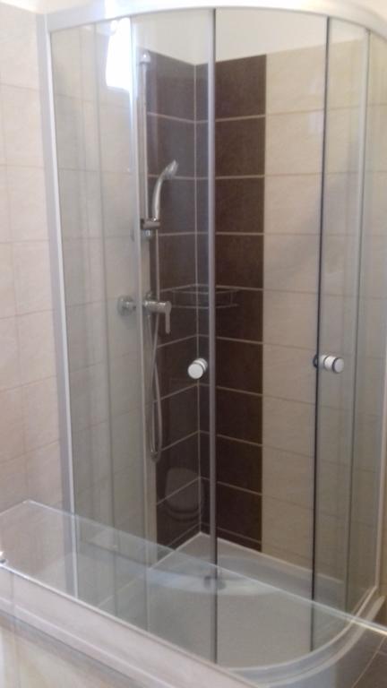 Eszter Apartmanhaz ไฮจ์ดุสโซบอสโล ภายนอก รูปภาพ