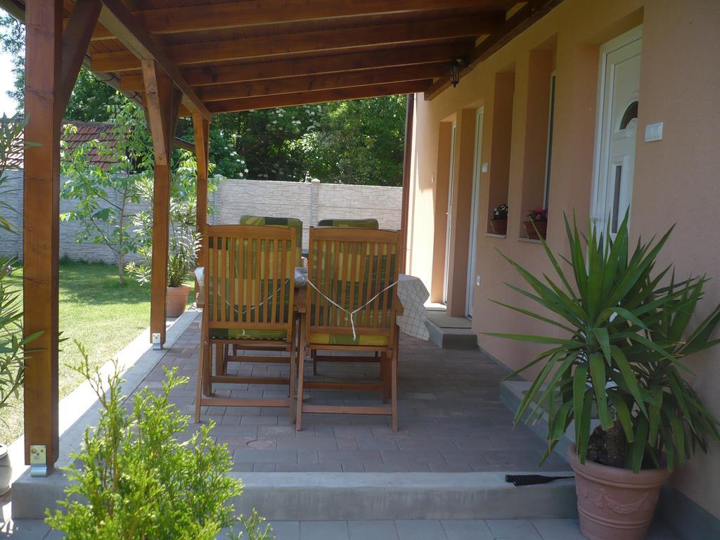 Eszter Apartmanhaz ไฮจ์ดุสโซบอสโล ภายนอก รูปภาพ