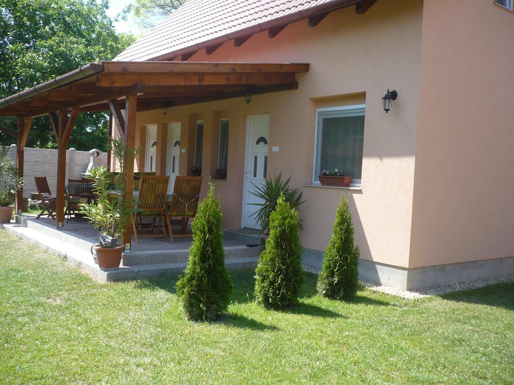 Eszter Apartmanhaz ไฮจ์ดุสโซบอสโล ภายนอก รูปภาพ