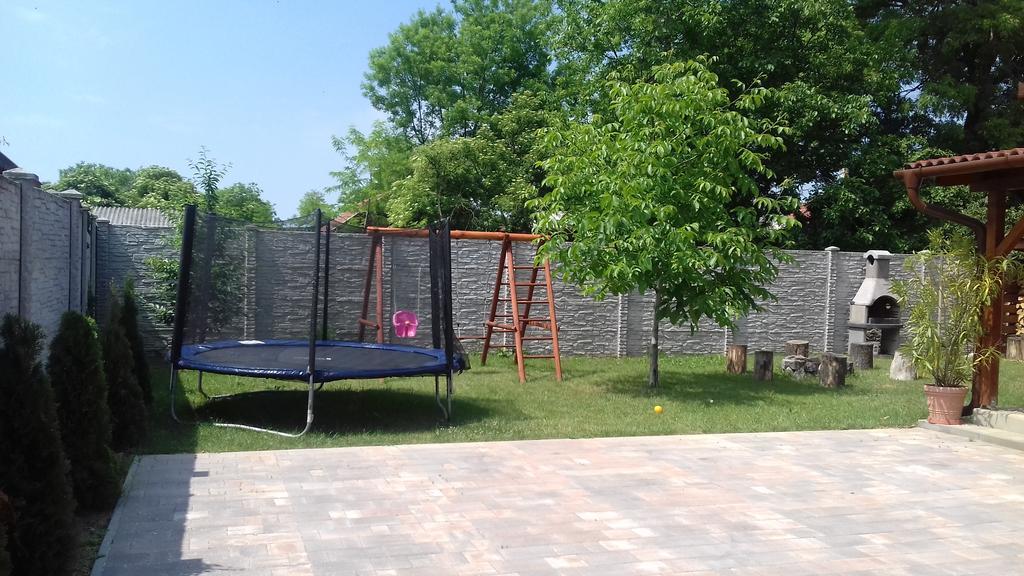 Eszter Apartmanhaz ไฮจ์ดุสโซบอสโล ภายนอก รูปภาพ
