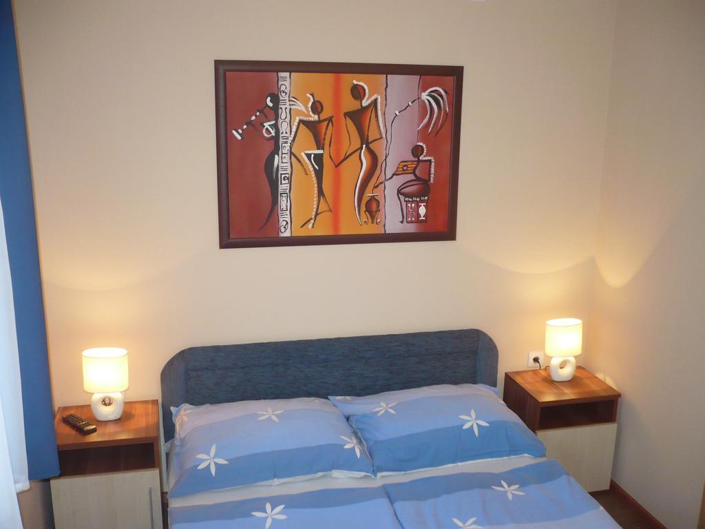 Eszter Apartmanhaz ไฮจ์ดุสโซบอสโล ภายนอก รูปภาพ