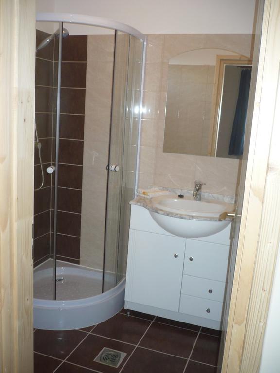 Eszter Apartmanhaz ไฮจ์ดุสโซบอสโล ภายนอก รูปภาพ