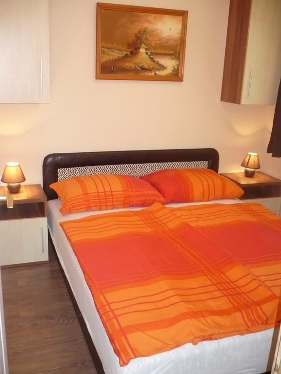 Eszter Apartmanhaz ไฮจ์ดุสโซบอสโล ภายนอก รูปภาพ