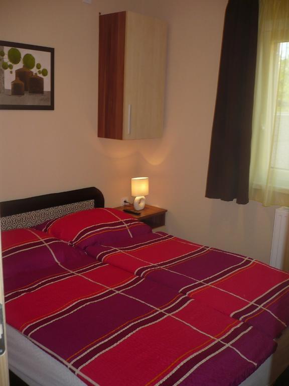 Eszter Apartmanhaz ไฮจ์ดุสโซบอสโล ภายนอก รูปภาพ