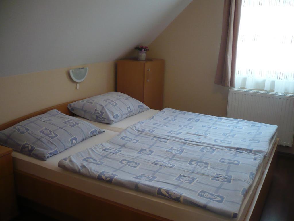 Eszter Apartmanhaz ไฮจ์ดุสโซบอสโล ภายนอก รูปภาพ
