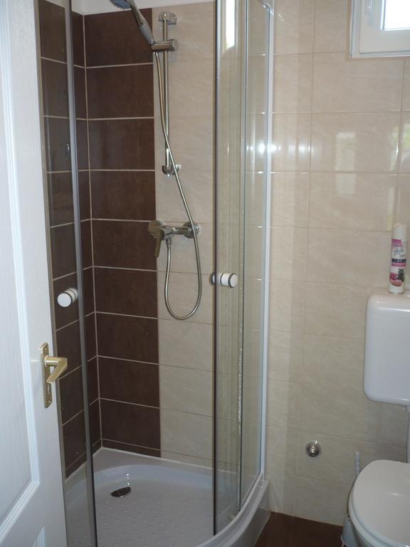 Eszter Apartmanhaz ไฮจ์ดุสโซบอสโล ภายนอก รูปภาพ