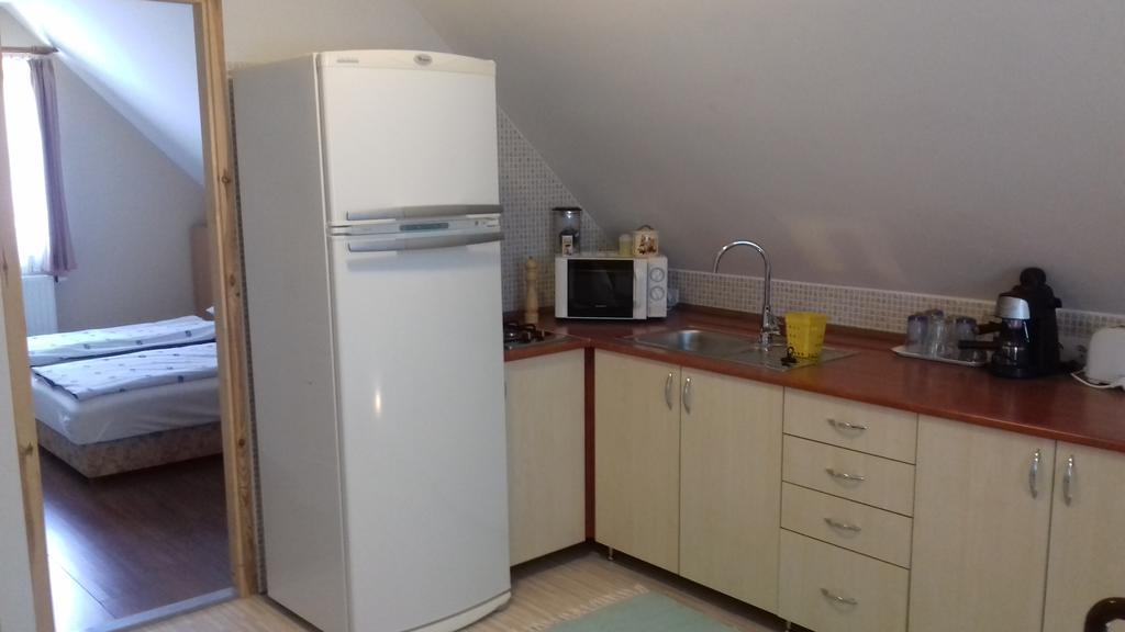 Eszter Apartmanhaz ไฮจ์ดุสโซบอสโล ภายนอก รูปภาพ