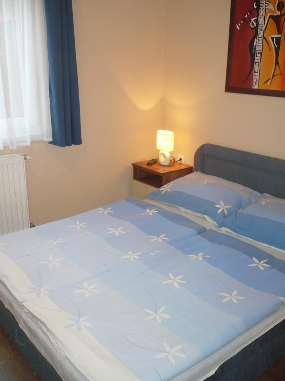 Eszter Apartmanhaz ไฮจ์ดุสโซบอสโล ภายนอก รูปภาพ