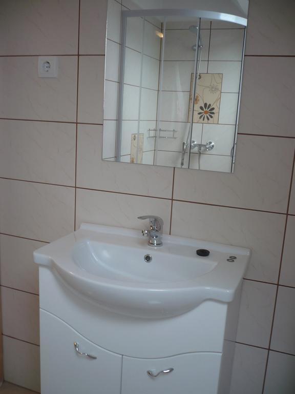 Eszter Apartmanhaz ไฮจ์ดุสโซบอสโล ภายนอก รูปภาพ