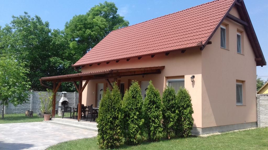 Eszter Apartmanhaz ไฮจ์ดุสโซบอสโล ภายนอก รูปภาพ