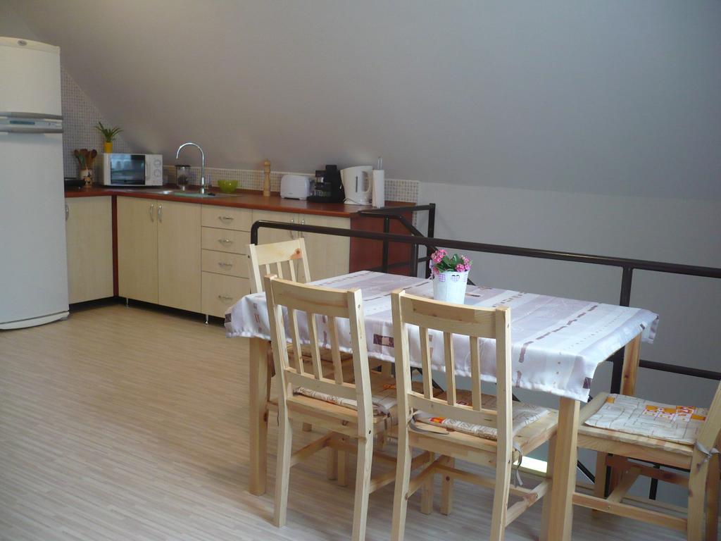 Eszter Apartmanhaz ไฮจ์ดุสโซบอสโล ภายนอก รูปภาพ