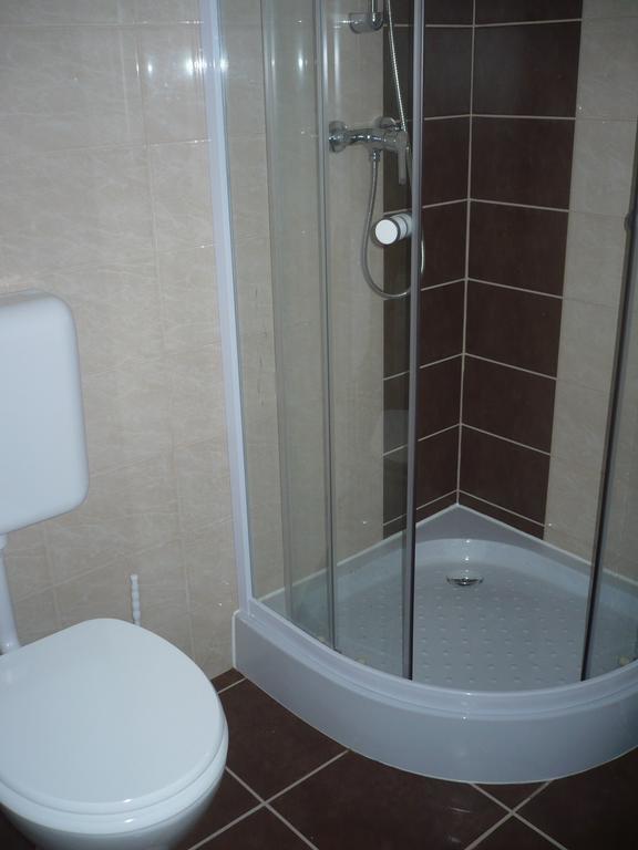 Eszter Apartmanhaz ไฮจ์ดุสโซบอสโล ภายนอก รูปภาพ