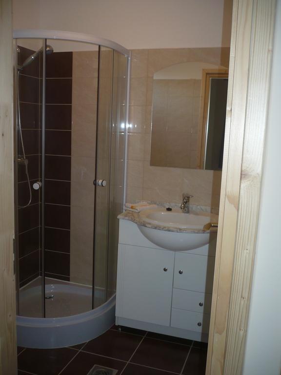Eszter Apartmanhaz ไฮจ์ดุสโซบอสโล ภายนอก รูปภาพ