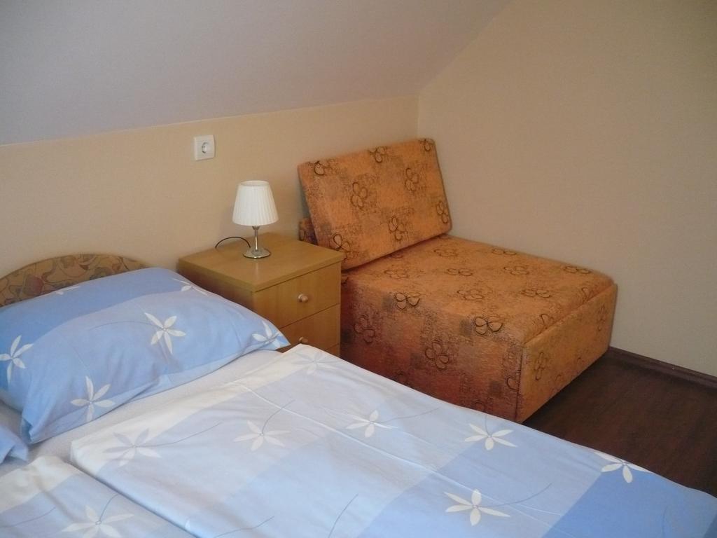Eszter Apartmanhaz ไฮจ์ดุสโซบอสโล ภายนอก รูปภาพ