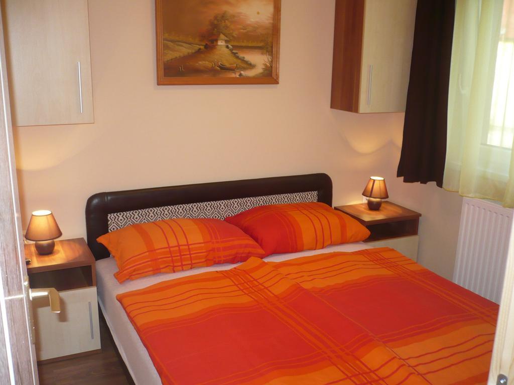 Eszter Apartmanhaz ไฮจ์ดุสโซบอสโล ภายนอก รูปภาพ