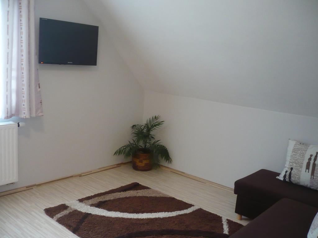 Eszter Apartmanhaz ไฮจ์ดุสโซบอสโล ภายนอก รูปภาพ