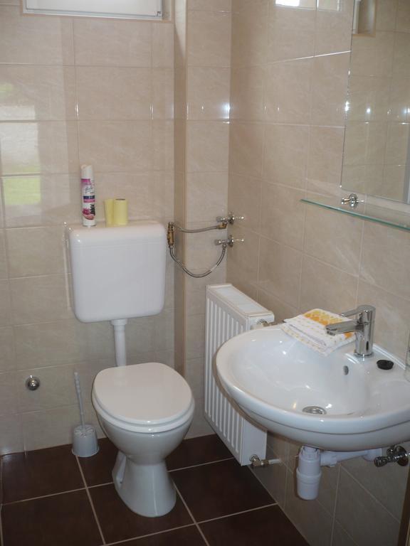 Eszter Apartmanhaz ไฮจ์ดุสโซบอสโล ภายนอก รูปภาพ