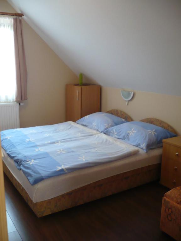 Eszter Apartmanhaz ไฮจ์ดุสโซบอสโล ภายนอก รูปภาพ