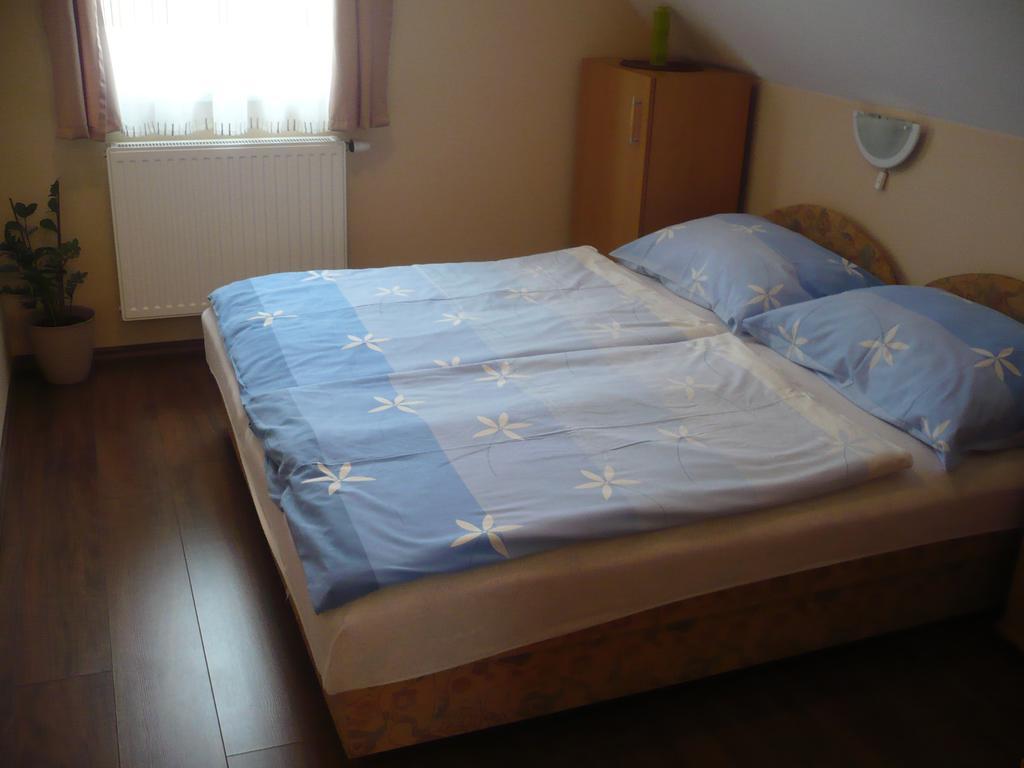 Eszter Apartmanhaz ไฮจ์ดุสโซบอสโล ภายนอก รูปภาพ