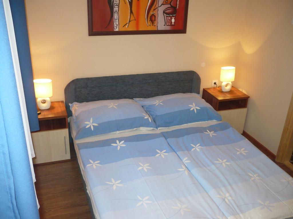 Eszter Apartmanhaz ไฮจ์ดุสโซบอสโล ภายนอก รูปภาพ