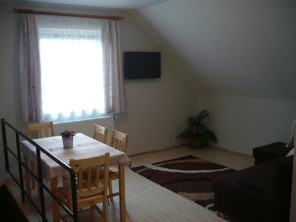 Eszter Apartmanhaz ไฮจ์ดุสโซบอสโล ภายนอก รูปภาพ