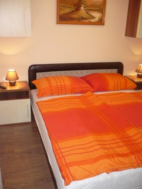 Eszter Apartmanhaz ไฮจ์ดุสโซบอสโล ภายนอก รูปภาพ