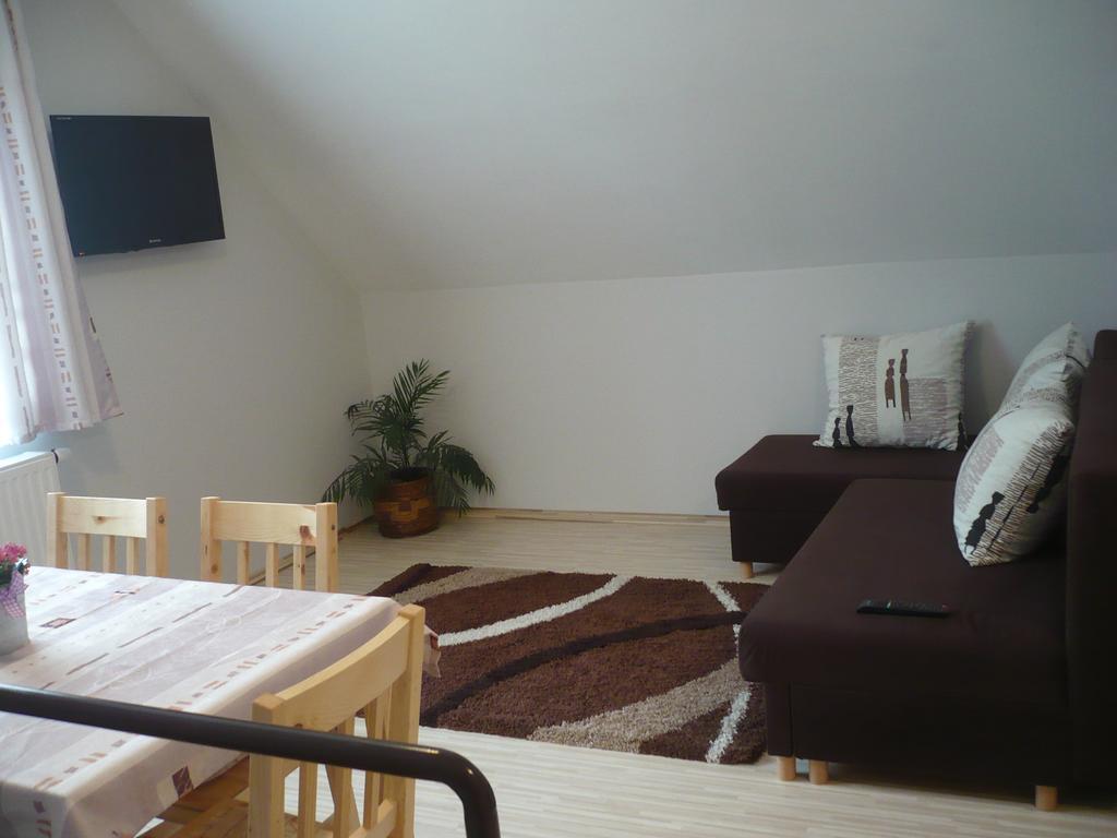 Eszter Apartmanhaz ไฮจ์ดุสโซบอสโล ภายนอก รูปภาพ