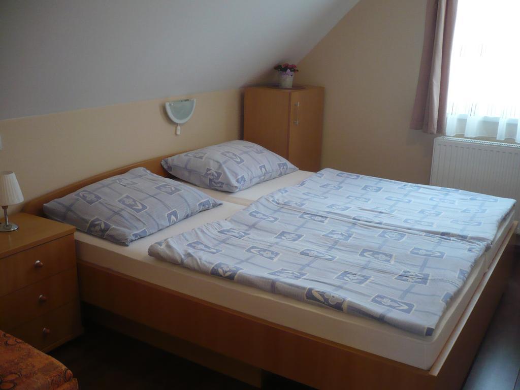 Eszter Apartmanhaz ไฮจ์ดุสโซบอสโล ภายนอก รูปภาพ
