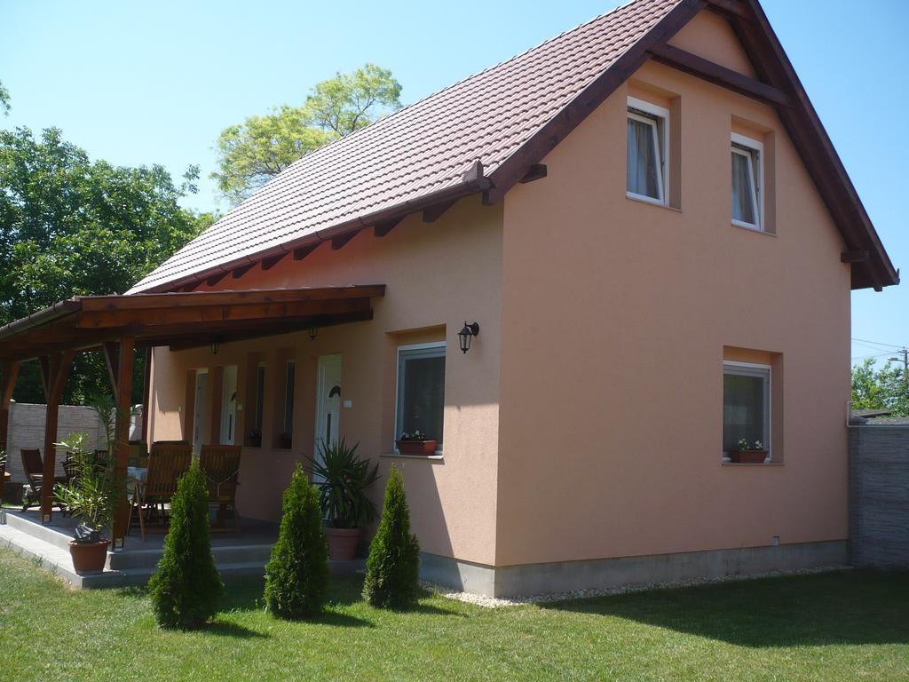 Eszter Apartmanhaz ไฮจ์ดุสโซบอสโล ภายนอก รูปภาพ